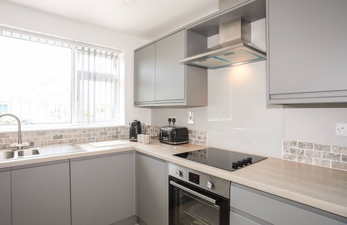 Morfa Bychan Cottage | 31 BEACH ROAD, with a garden in Morfa Bychan