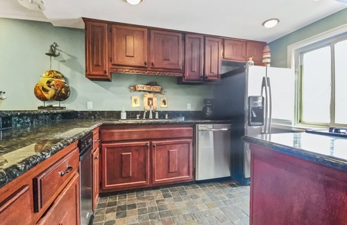 Oceanside Condo | 311B Harbor Views and Steps to the Sand