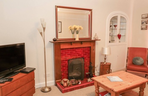 Aberdour Cottage | 32 HIGH STREET, family friendly, with a garden in Aberdour