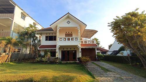 Ngaglik House | 320 m² House ∙ 3 bedrooms ∙ 25 guests