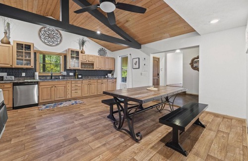 Theodosia House | 3200 sq ft Lakeside Retreat with Hot Tub & More - Getaway Ranch
