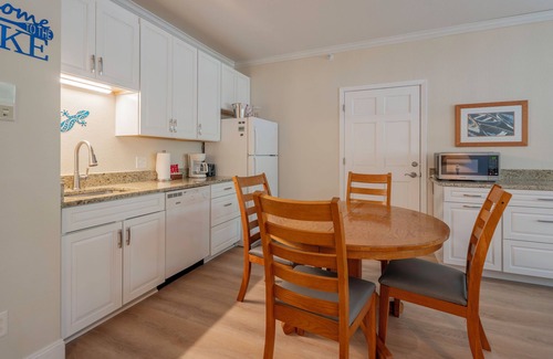 Delavan Lake House | 332 - One Bedroom Condo Suite w/Resort Amenities