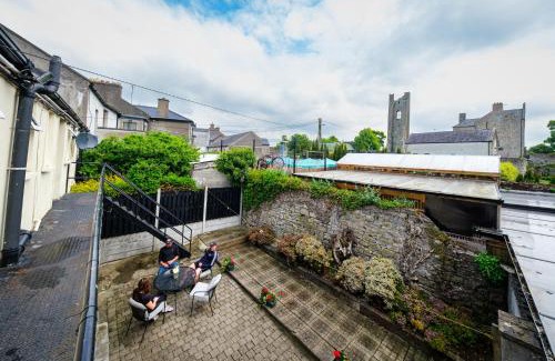 Trim Apartment | 33A Steepleview