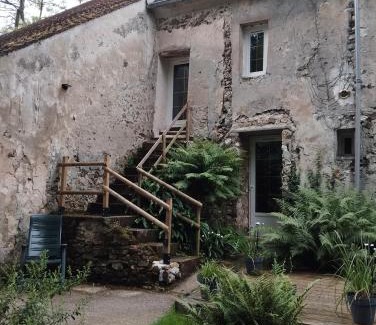 Coupru Apartment | 35 min Disney - Paris - Family room at homestay with bathtub and dining - lounge area - secure parking - 5 people and 1 baby - duplex with independent entrance on 1rst floor at inhabitant's house
