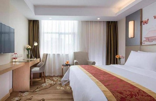 Longhua District Hotel | 350 m² Hotel ∙ 2 bedrooms ∙ 127 guests