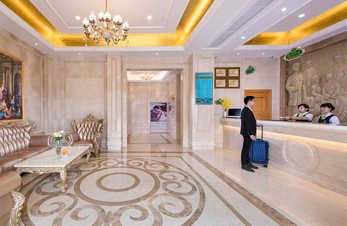 Longhua District Hotel | 350 m² Hotel ∙ 2 bedrooms ∙ 127 guests