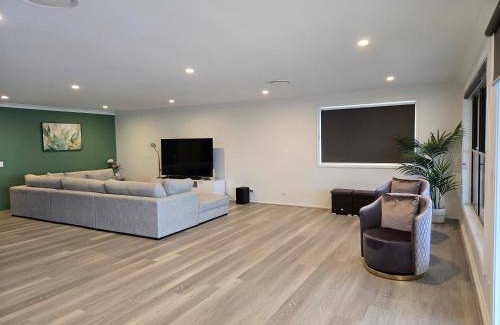 Mannering Park House | 354 m² House ∙ 4 bedrooms ∙ 9 guests