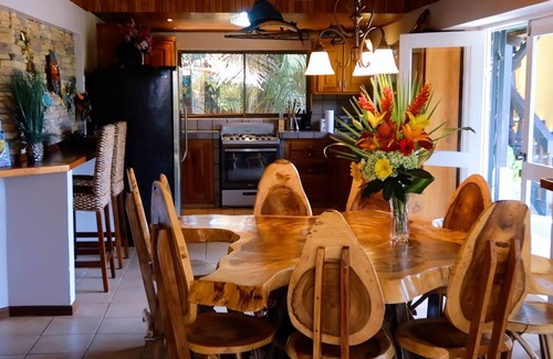 Esterillos House | 360 DEGREE VIEWS OF MOUNTAINS AND THE OCEAN! MINUTES TO THE BEACH!