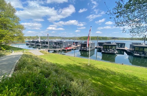 Middelaar Boat Rental | 38 m² Houseboat ∙ 2 bedrooms ∙ 4 guests