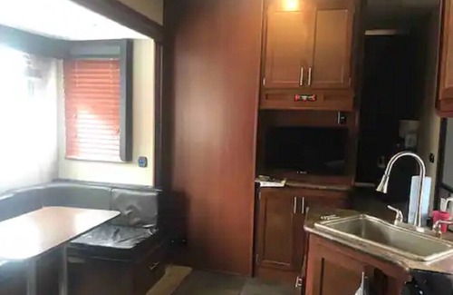 Glenfield House | 39' Beautiful Camper With private yard