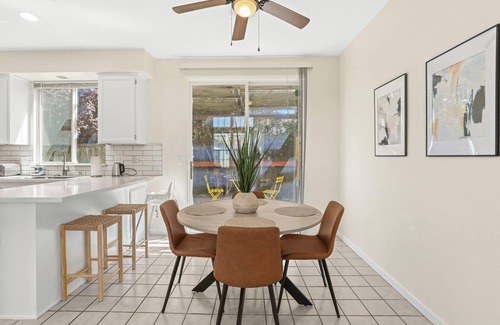 Southwestern Sacramento House | 3B 2.5B SFH, King Suite, 65" TV, Yard, Walkable to Parks/Shopping Square