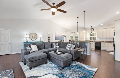 Issue House | 3BD, 2BA Home w/Hot Tub