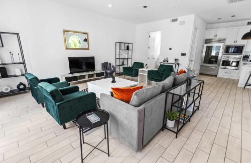 Greenway Plaza-Upper Kirby House | 3BD Montrose Luxe Home Near Med Center