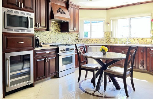 Valley Glen House | 3bd private oasis /saltwater pool-spa/private & safe/15mins from Hollywood
