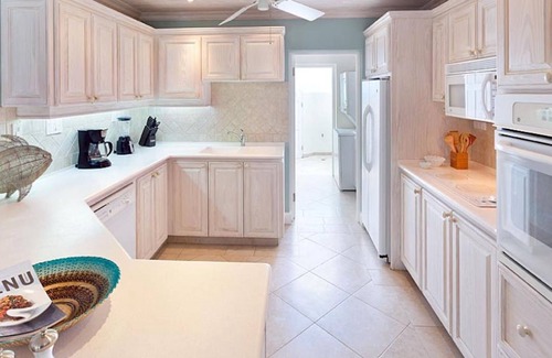 Deanes Villa | 3bed,3.5 bath, beach access, housekeeping, wifi, pool and more!