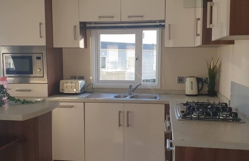 Clacton-on-Sea Ski Chalet | 3bed holiday home in Clacton-on-sea, sleeps 8