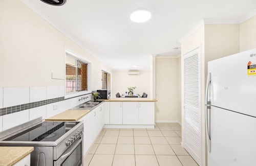 Sunnybank House | 3Beds Vibrant Home Steps to Mall & Transport