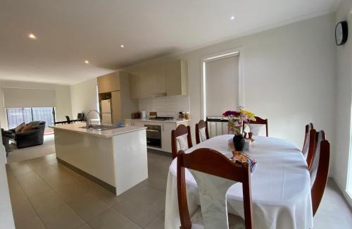 Mernda House | 3Beds-Whole House-Ramez Street-MERNDA