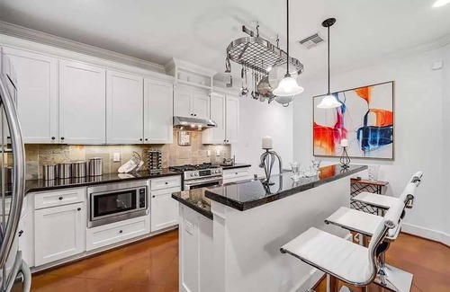 Washington Ave./ Memorial Park Villa | 3BR 2.5 Bath Home with Power, Wifi & Hot Tub