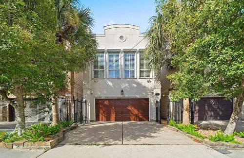 Washington Ave./ Memorial Park Villa | 3BR 2,5BA Holiday Home with Power, Wifi & Hot Tub