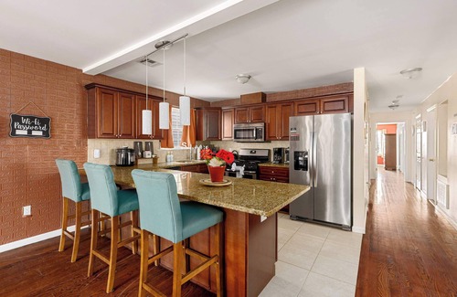 Newark House | 3BR/2.5BA Parking Comfort, Style & Convenience