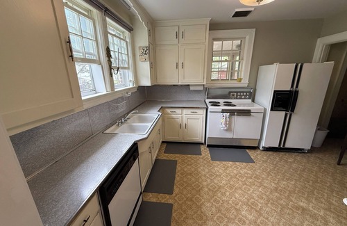 Martinsville Cottage | 3BR/2BA Cottage Sleeps 8 Short Walk to Smith River – Martinsville