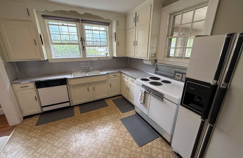 Martinsville Cottage | 3BR/2BA Cottage Sleeps 8 Short Walk to Smith River – Martinsville