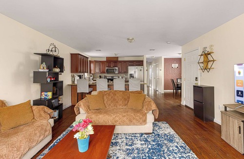Newark House | 3BR/2BA Int'l, Family, Business-Friendly Apartment