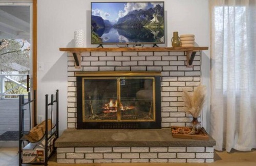Lansing House | 3BR/2BA Lakehouse 10 min to town
