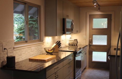 Blue River House | 3Br 2Ba Mountain Modern Cabin on the Blue River