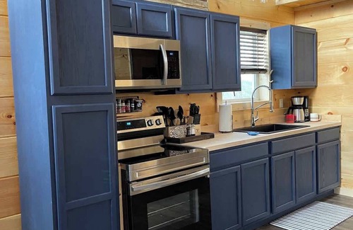 Zoe Cabin | 3BR 2BA w/King Bed/Hot Tub in Heart of RRG