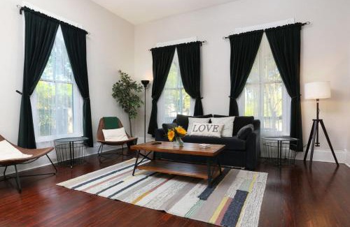 Government Hill House | 3BR 2BTH Historic Pearl Brewery Downtown Riverwalk
