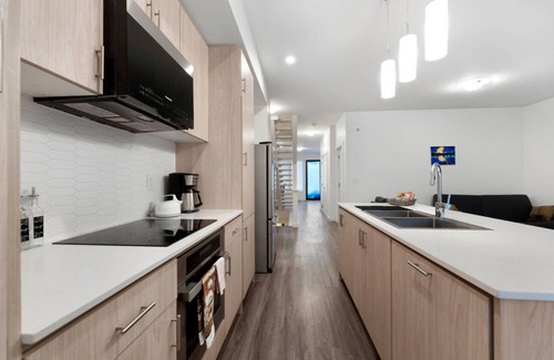 Barrie House | 3BR 2bth home@Barrie10min toCentennial beachnnEntire townhouse in Barrie,Ontario