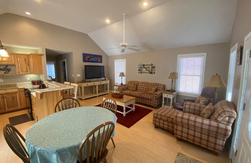 Sloans Valley Cabin | 3BR 3BA Cabin, with hot tub, 3 Pools, Boat Ramp with Dock 1 mile away.