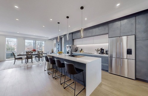 Alderwood House | 3BR 4Bths luxury home 15 min to city center &airport | FREE PARKING & LAUNDRY