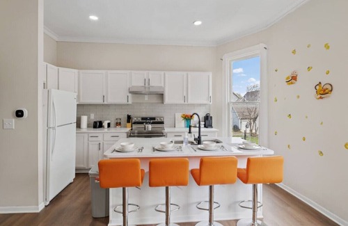 Old Northside House | 3BR City Chic Modern Apt | Central Location