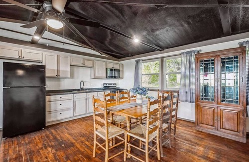 Paluxy Cabin | 3BR Hilltop Cabin Quiet Near Stephenville