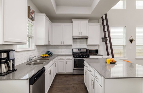 Austin House | 3BR, King Bed, Walk In Shower - The Grove