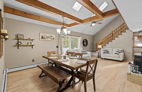 Lake Luzerne-Hadley Apartment | 3BR Lake Luzerne Retreat with Game Room & Hot Tub