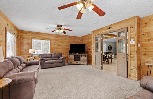 Lake Luzerne-Hadley Apartment | 3BR Lake Luzerne Retreat with Game Room & Hot Tub
