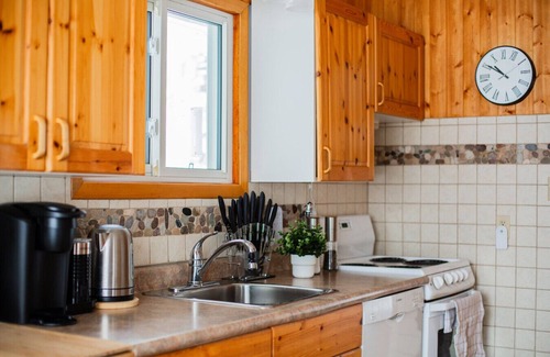 Magnetawan Cottage | 3BR Lakeside Retreat with Rustic Charm & Hot Tub