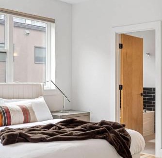 Highland House | 3BR Luxury LoHi Townhome Rooftop Views Sleeps 6 Family