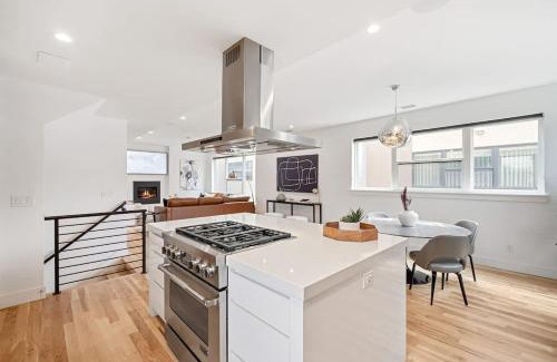 Highland House | 3BR Luxury LoHi Townhome Rooftop Views Sleeps 6 Family