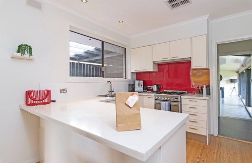 Tea Tree Gully House | 3BR Modbury Retreat with Pool, Spa, BBQ, and Projector Room – Perfect for Families and Groups