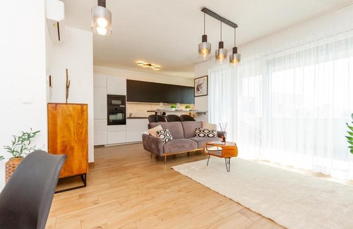 Vizafogo Apartment | 3BR Premium Skyline Penthouse w AC by NW