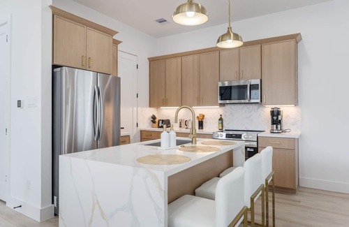 South Central Houston House | 3BR Rooftop fire-pit, Pool table, Ping Pong, Gym access + Kids Play area, & WiFi