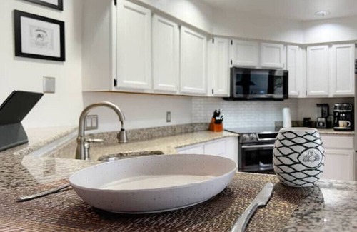 Rochester House | 3BR, Sleeps 6, Onsite Parking & Gym Accessn
