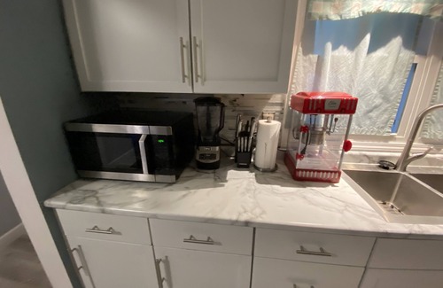 South Bend House | 3BR TANNING BED/SAUNA/HOTTUB 3.9 miles to NOTRE DAME