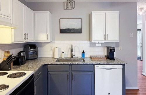 Southeast Raleigh House | 3BR Townhome w/Fire Pit | Near Walnut Creek