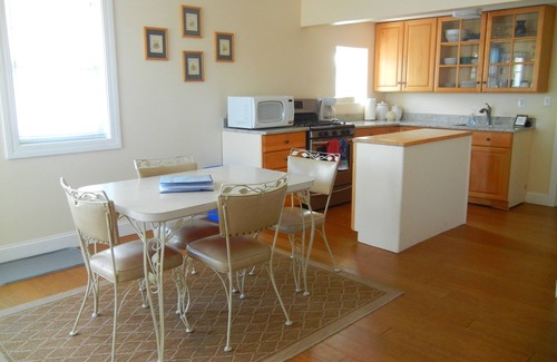 Kenberma House | 3BR UPPER DUPLEX - SUNNY AND SPOTLESS!